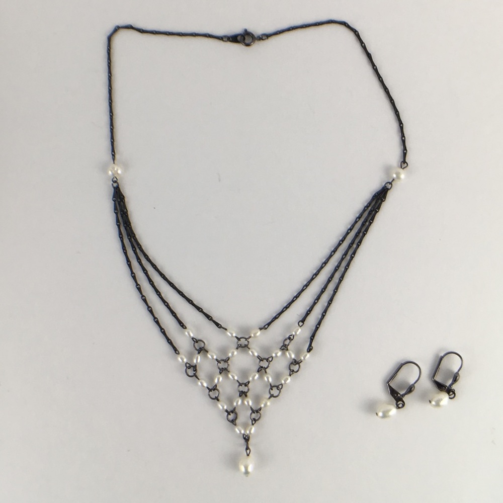 🛍 Necklace and Earrings set.